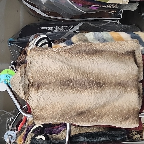 Aqua collared faux fur vest, tan, size small - Picture 3 of 5
